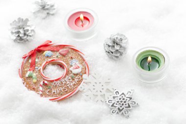 Noel süslemeleri ve kardaki mumlar, kapatın.