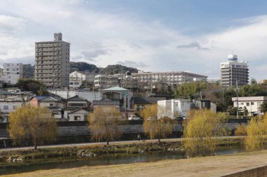 Gündüz saatlerinde şehir manzaralarının bir tasviri.