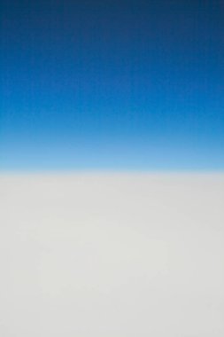 Mavi gökyüzünde beyaz bulutlar. Yukarıdan görünüm                   