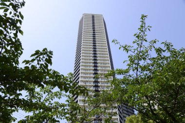 Mavi gökyüzü üzerinde modern bir bina 