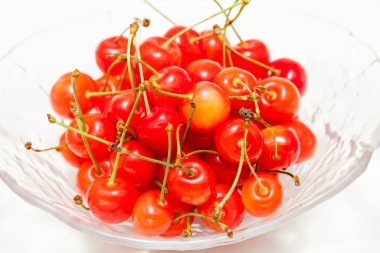 Masada taze kirazlar, sağlıklı yemekler.