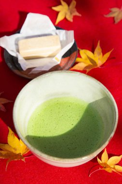 Sonbahar yaprakları ve yeşil Matcha çayı ve beyaz çikolata.