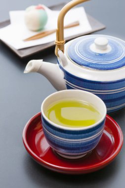 Matcha çayı ve çaydanlık, çay seremonisi konsepti.