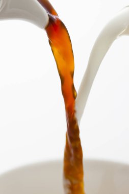 Kahve ve süt bardağa dolduruluyor.