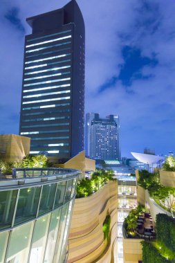 Şehrin iş merkezindeki binaların akşam manzarası 
