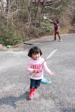 Badminton oynayan küçük tatlı Asyalı kız