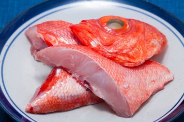 Tabakta çiğ kırmızı balık, yakın çekim.