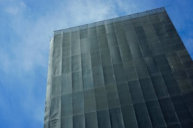 Arka plandaki modern bina