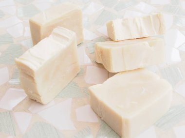 Masa arkasında beyaz el yapımı sabun, yakın plan.   