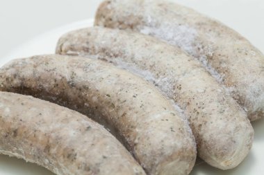 Taze çiğ organik sosisleri kapatın.