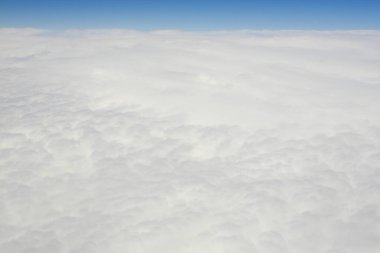 Mavi gökyüzünde beyaz bulutlar. Yukarıdan görünüm                   