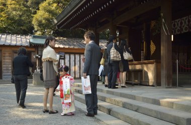 Güzel, eski bir Japon türbesinin sahne fotoğrafı.