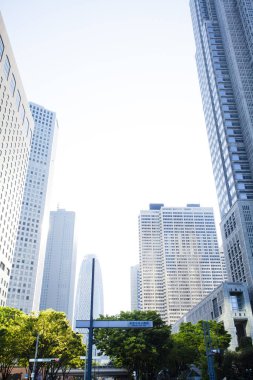 Modern binalar ve mavi gökyüzü - Tokyo, Japonya 'da