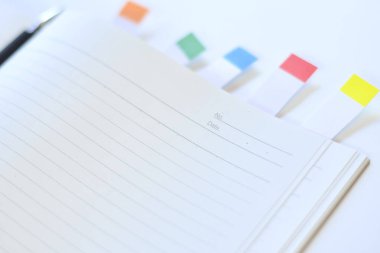 Masa arkasında kalem olan boş bir defter, kapat