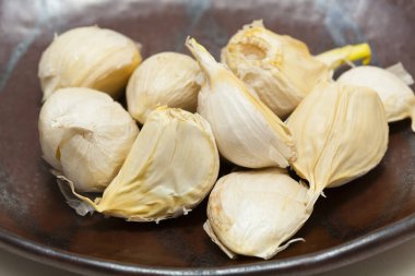 Taze beyaz organik sarımsağın yakın plan görüntüsü    