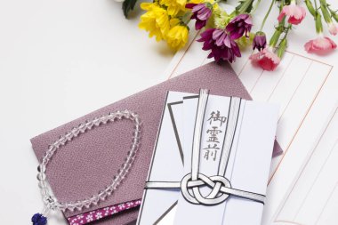 Japon cenazelerinde kullanılan para zarfı. Beyaz ve siyah kablolar ölümü temsil ediyor.