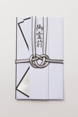 Arka planda cenaze töreni için Japon zarfları