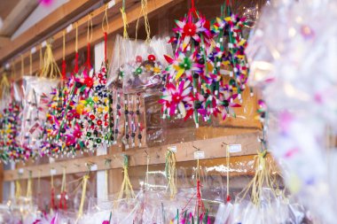 Sensoji Tapınağı 'ndaki Hagoita Ichi Kış Festivali' nde renkli plastik çiçekler. 