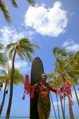 İkonik Dük Kahanamoku Heykeli Waikiki, Oahu, Hawaii 'de. 