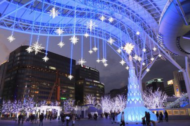 Şehir sokaklarında güzel bir Noel süsü.