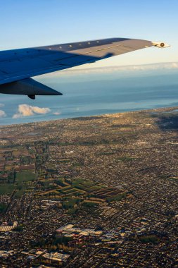 Doğada bulutların üzerinde uçan bir kanat.