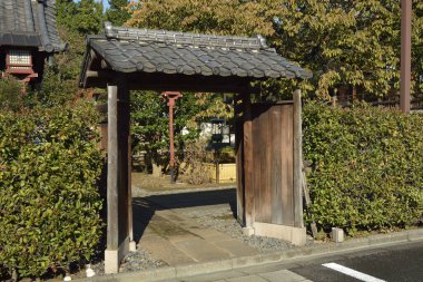 Güzel, eski bir Japon türbesinin sahne fotoğrafı.