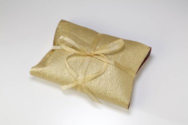 Kurdeleli altın hediye.