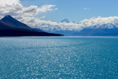 Dağlardaki göl manzarası 