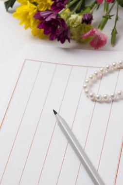 Çiçeklerin arka planına sahip boş deftere boşluk kopyala. Sevgi ve ilgi kavramı