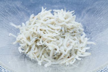 Kasede küçük beyaz balık yığını