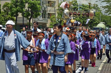 Japonya - Ağustos 2014: Sanja Matsuri Festivali sırasında ağır taşınabilir türbe (mikoshi) taşıyan bir grup Japon erkek.