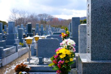 Japon mezarlığına, mezar taşlarına ve çiçeklere yakından bakın.