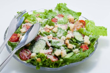 Tabakta kızarmış ekmek ve peynirli taze sezar salatası.