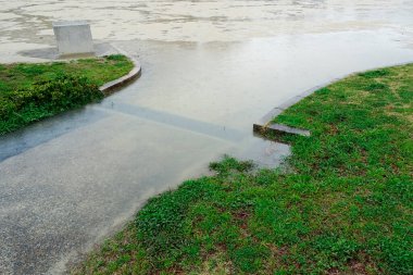 Yağmurlu bir havada şehirde yolda su birikintileri   