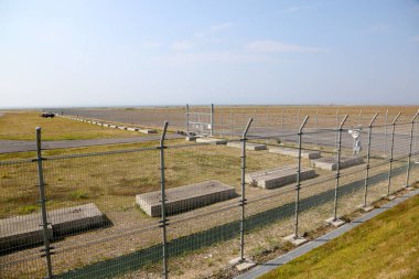 Beton blokları ve açık çimenlik arazisi olan bir bölge.