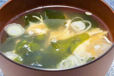 Tabaktaki lezzetli çorbanın manzarasını kapat.