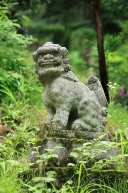 Yazın parktaki Japon ejderinin heykeli.