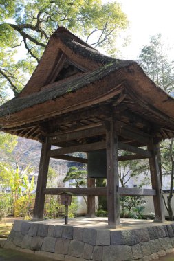 Japonya 'daki geleneksel Japon tapınağı doğa geçmişi üzerine.