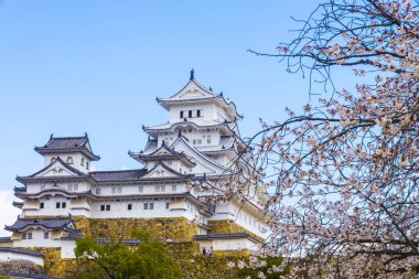 Japonya 'daki ünlü Osaka şatosu kulesinin manzaralı görüntüsü.