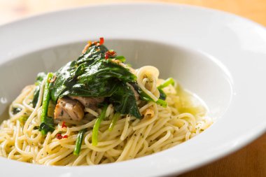 Ispanaklı ve mantarlı gurme spagetti, yakın plan. 