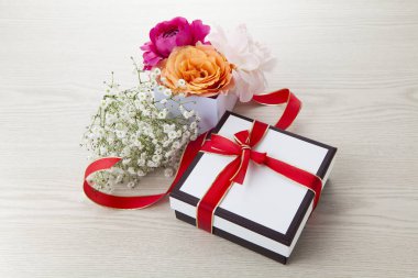 Çiçekler ve hediyeler dekore edilmiş masada.