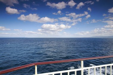 Okyanustan gelen bir yolcu gemisinin manzarası