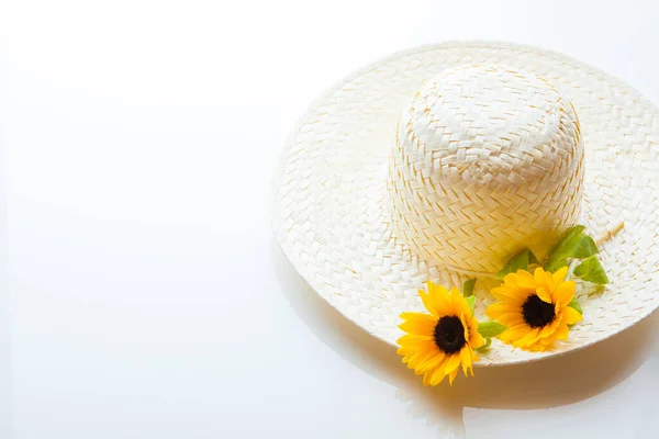 Καλοκαιρινό Καπέλο Κίτρινα Λουλούδια — Φωτογραφία Αρχείου