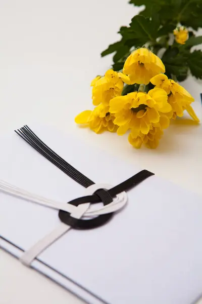 Envelope Japonês Para Funeral Com Flores Amarelas — Fotografia de Stock