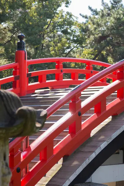 Japon köprüsü olan güzel kırmızı Japon bahçesi.