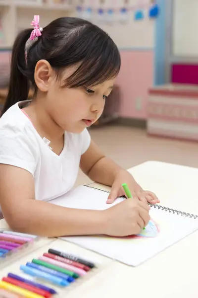 Asiatique Petite Fille Dessin Avec Crayons Couleur — Photo