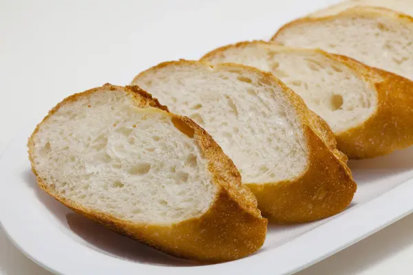 Beyaz Zemin Üzerinde Taze Kesilmiş Ekmeğin Yakın Plan Görüntüsü — Stok fotoğraf