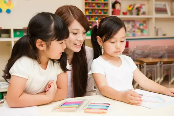 Портрет Счастливой Азиатской Молодой Учительницы Двух Маленьких Девочек Рисующих Классе — стоковое фото