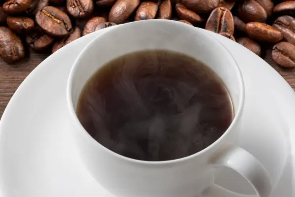 Egy Csésze Kávé Pörkölt Kávébabbal — Stock Fotó