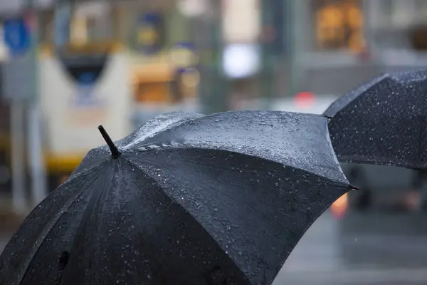 Regenachtige Dag Mensen Met Parasols Straten Van Grote Stad — Stockfoto